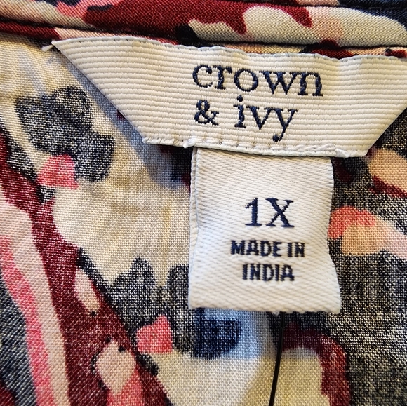 NEW Crown & Ivy Navy Paisley Print Top Size 1X (14/16) - Picture 2 of 11